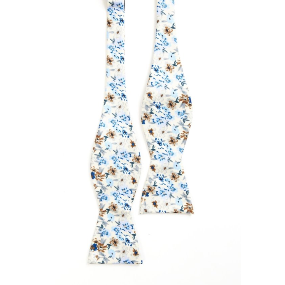 Flugor, vit med blommor