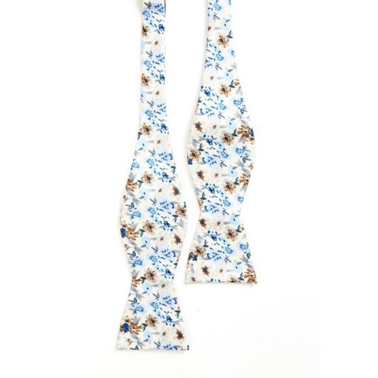 Flugor, vit med blommor